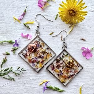 Handcrafted grounding earrings made of broken flowers